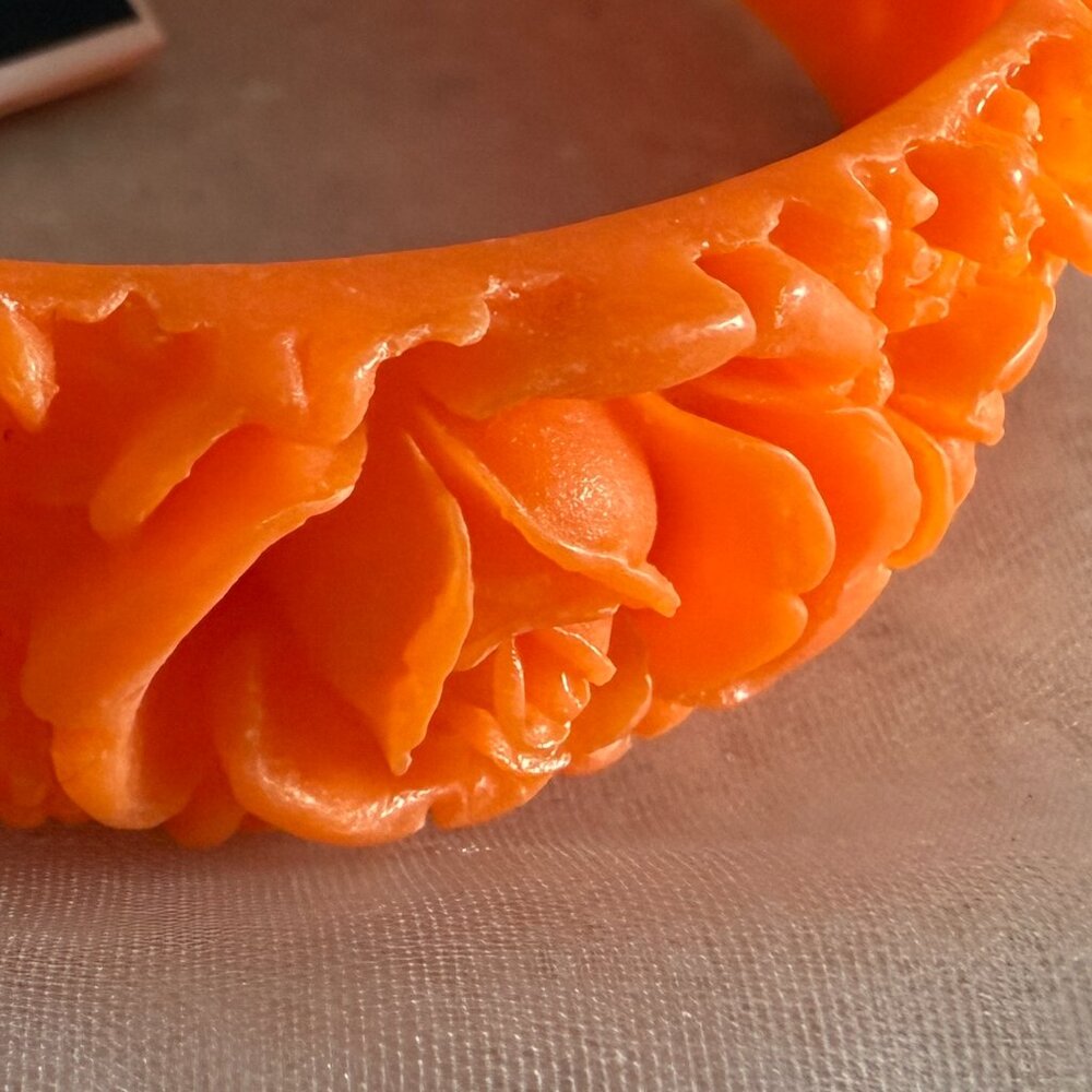 Juicy Couture Carved Flower Orange Bangle Bracelet NWT - Picture 2 of 3